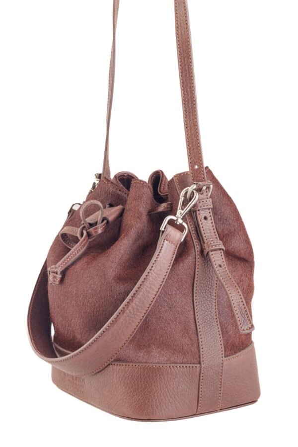 marinera-nicole-pelo-vaca-chocolate-lateral-rose-blanche.jpgmarinera-nicole-pelo-vaca-chocolate-lateral-rose-blanche.jpg Marinera Nicole bucket bag cuero artesanal chocolate, vista lateral – Rose Blanche Origen Patagonia