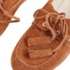 Detalle de flecos y cordones del Mocasín Bruna Rose Blanche en gamuza camel