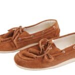 Mocasín Bruna Rose Blanche en gamuza camel con flecos y cordones, vista frontal