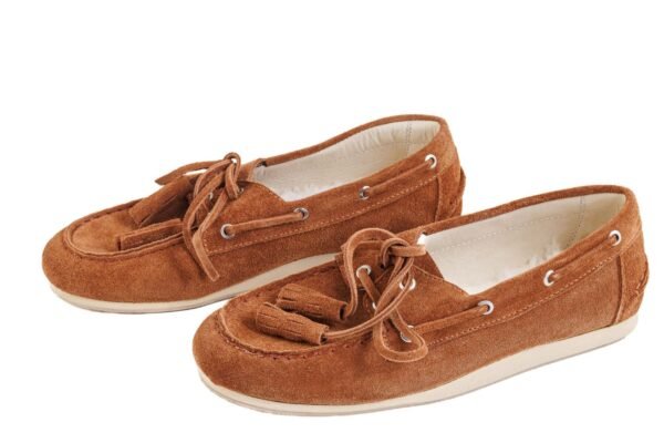 Mocasín Bruna Rose Blanche en gamuza camel con flecos y cordones, vista frontal
