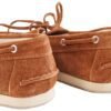 Detalle trasero Mocasín Bruna Rose Blanche gamuza camel, ojales plateados y costura artesanal