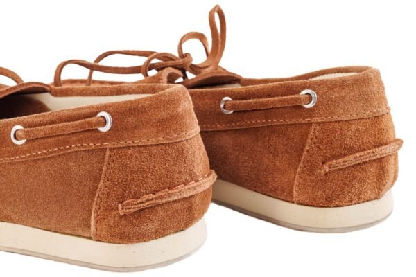 Detalle trasero Mocasín Bruna Rose Blanche gamuza camel, ojales plateados y costura artesanal