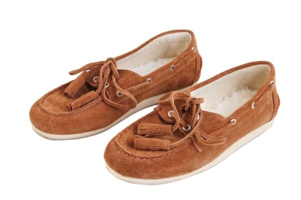Mocasín Bruna Rose Blanche gamuza camel con interior de borrego, vista tres cuartos