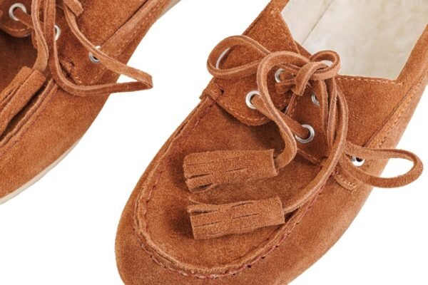 Detalle de flecos y cordones del Mocasín Bruna Rose Blanche en gamuza camel