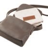 bandolera-ana-cuero-vacuno-chocolate-interior-forro-bolsa-rose-blanche.jpg Interior Bandolera Ana Rose Blanche cuero vacuno chocolate, forro estampado con patrón Rose Blanche y bolsa de cuidados incluida, artesanal Patagonia