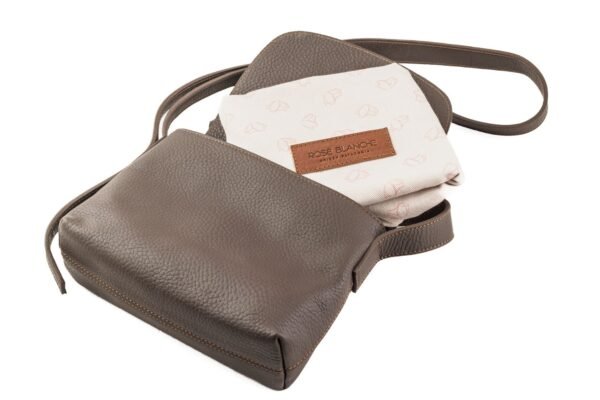 bandolera-ana-cuero-vacuno-chocolate-interior-forro-bolsa-rose-blanche.jpg Interior Bandolera Ana Rose Blanche cuero vacuno chocolate, forro estampado con patrón Rose Blanche y bolsa de cuidados incluida, artesanal Patagonia