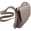 bandolera-ana-cuero-vacuno-chocolate-frontal-rose-blanche.jpg Bandolera Ana Rose Blanche cuero vacuno chocolate, vista frontal con logo estampado en relieve, crossbody artesanal Patagonia