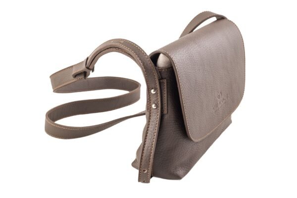 bandolera-ana-cuero-vacuno-chocolate-frontal-rose-blanche.jpg Bandolera Ana Rose Blanche cuero vacuno chocolate, vista frontal con logo estampado en relieve, crossbody artesanal Patagonia