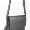 Bandolera-ana-cuero-vacuno-negro-tres-cuartos-rose-blanche.jpg Bandolera Ana Rose Blanche cuero vacuno negro, vista tres cuartos con correa larga regulable, artesanal Patagonia Argentina