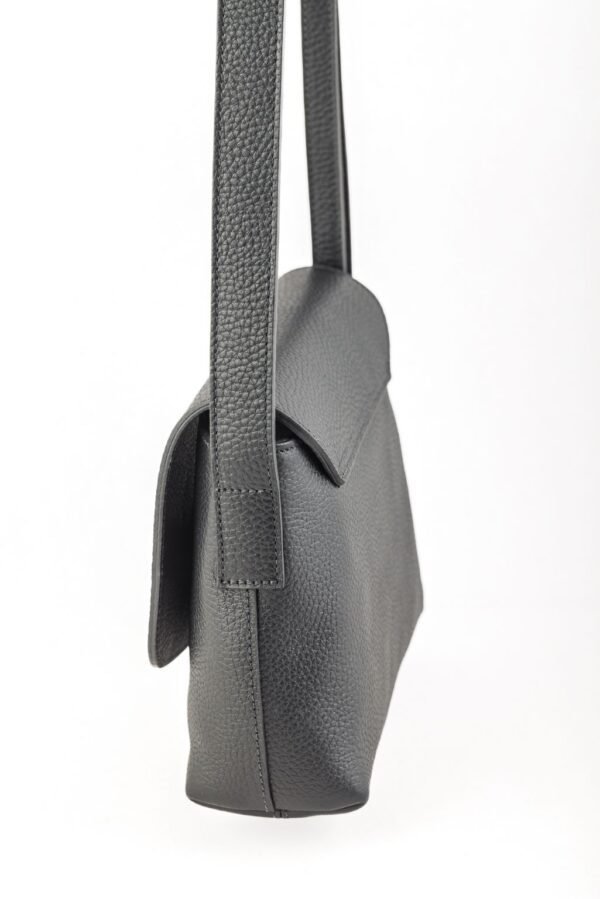 Bandolera-ana-cuero-vacuno-negro-lateral-artesanal-patagonia.jpg Bandolera Ana Rose Blanche cuero vacuno negro, vista lateral con costura artesanal y correa regulable, Patagonia Argentina
