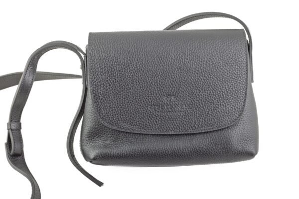 bandolera-ana-cuero-vacuno-negro-frontal-rose-blanche.jpg Bandolera Ana Rose Blanche cuero vacuno negro, vista frontal con logo estampado en relieve, crossbody artesanal Patagonia Argentina