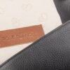 bandolera-ana-cuero-vacuno-negro-interior-forro-bolsa-rose-blanche.jpg Interior Bandolera Ana Rose Blanche cuero vacuno negro, forro estampado con patrón Rose Blanche y bolsa de cuidados incluida, artesanal Patagonia