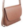 bandolera-ana-cuero-vacuno-camel-tres-cuartos-rose-blanche.jpg Bandolera Ana Rose Blanche cuero vacuno camel, vista tres cuartos con logo estampado, bandolera artesanal Patagonia Argentina