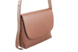 bandolera-ana-cuero-vacuno-camel-tres-cuartos-rose-blanche.jpg Bandolera Ana Rose Blanche cuero vacuno camel, vista tres cuartos con logo estampado, bandolera artesanal Patagonia Argentina