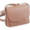 bandolera-ana-cuero-vacuno-camel-frontal-rose-blanche.jpg Bandolera Ana Rose Blanche cuero vacuno camel, vista frontal con logo estampado en relieve, crossbody artesanal Patagonia
