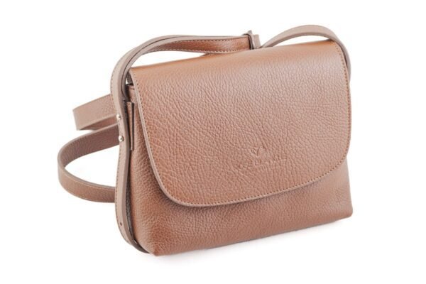 bandolera-ana-cuero-vacuno-camel-frontal-rose-blanche.jpg Bandolera Ana Rose Blanche cuero vacuno camel, vista frontal con logo estampado en relieve, crossbody artesanal Patagonia