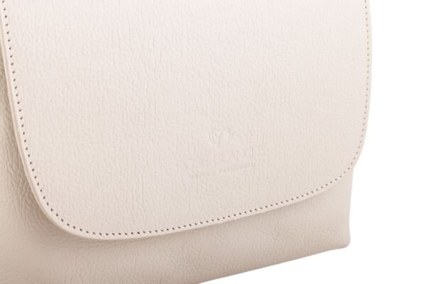 bandolera-ana-cuero-vacuno-crudo-detalle-logo-rose-blanche.jpg Detalle logo Rose Blanche Origen Patagonia estampado en relieve sobre solapa, Bandolera Ana cuero vacuno crudo artesanal Patagonia