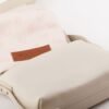 bandolera-ana-cuero-vacuno-crudo-interior-forro-bolsa-rose-blanche.jpg Interior Bandolera Ana Rose Blanche cuero vacuno crudo, forro estampado con patrón Rose Blanche y bolsa de cuidados incluida, artesanal Patagonia