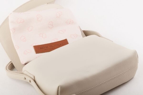 bandolera-ana-cuero-vacuno-crudo-interior-forro-bolsa-rose-blanche.jpg Interior Bandolera Ana Rose Blanche cuero vacuno crudo, forro estampado con patrón Rose Blanche y bolsa de cuidados incluida, artesanal Patagonia
