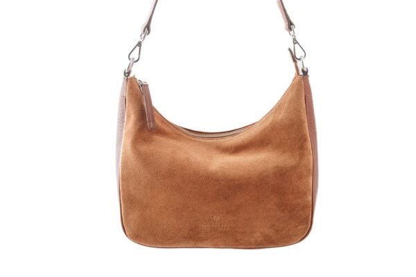 cartera-emma-gamuza-camel-cuero-vacuno-frontal-rose-blanche.jpg Cartera Emma Rose Blanche gamuza camel con logo estampado y cuero vacuno, vista frontal, diseño artesanal Patagonia