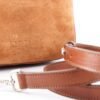 cartera-emma-gamuza-camel-detalle-logo-correa-rose-blanche.jpg Detalle logo Rose Blanche estampado en gamuza camel y correa removible de cuero vacuno, Cartera Emma Patagonia