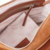 cartera-emma-gamuza-camel-interior-forro-rose-blanche.jpg Interior Cartera Emma Rose Blanche gamuza camel, forro estampado rosa con bolsillo cremallera, artesanal Patagonia