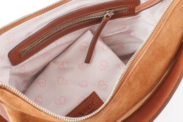 cartera-emma-gamuza-camel-interior-forro-rose-blanche.jpg Interior Cartera Emma Rose Blanche gamuza camel, forro estampado rosa con bolsillo cremallera, artesanal Patagonia