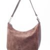 cartera-emma-gamuza-chocolate-cuero-vacuno-frontal-rose-blanche.jpg Cartera Emma Rose Blanche gamuza chocolate y cuero vacuno, vista frontal con logo estampado, hobo bag artesanal Patagonia