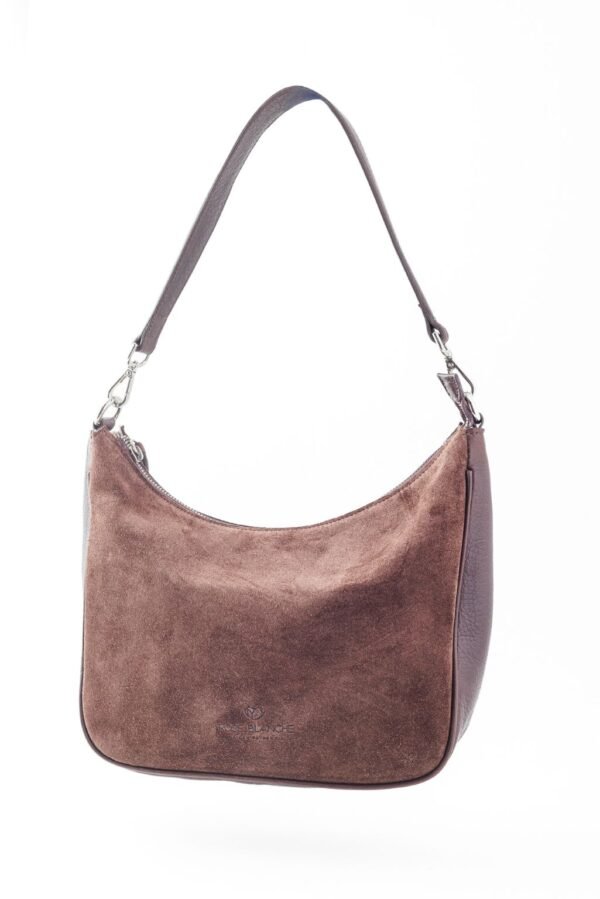 cartera-emma-gamuza-chocolate-cuero-vacuno-frontal-rose-blanche.jpg Cartera Emma Rose Blanche gamuza chocolate y cuero vacuno, vista frontal con logo estampado, hobo bag artesanal Patagonia