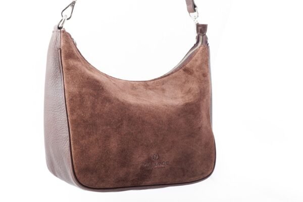 cartera-emma-gamuza-chocolate-cuero-vacuno-tres-cuartos-rose-blanche.jpg Cartera Emma Rose Blanche gamuza chocolate y cuero vacuno, vista tres cuartos, artesanal Patagonia Argentina