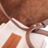 cartera-emma-gamuza-chocolate-detalle-interior-forro-rose-blanche.jpgcartera-emma-gamuza-chocolate-detalle-interior-forro-rose-blanche.jpg Detalle interior Cartera Emma Rose Blanche gamuza chocolate, forro estampado rosa y correa removible cuero vacuno, Patagonia