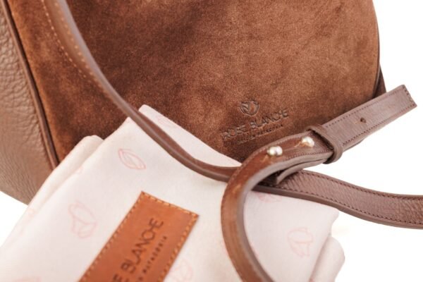 cartera-emma-gamuza-chocolate-detalle-interior-forro-rose-blanche.jpgcartera-emma-gamuza-chocolate-detalle-interior-forro-rose-blanche.jpg Detalle interior Cartera Emma Rose Blanche gamuza chocolate, forro estampado rosa y correa removible cuero vacuno, Patagonia