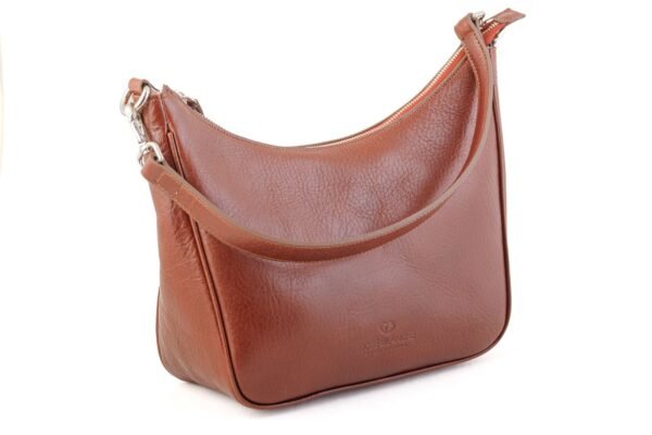 cartera-emma-cuero-vacuno-cognac-tres-cuartos-rose-blanche.jpg Cartera Emma Rose Blanche cognac cuero vacuno, vista tres cuartos con logo, cartera artesanal Patagonia Argentina