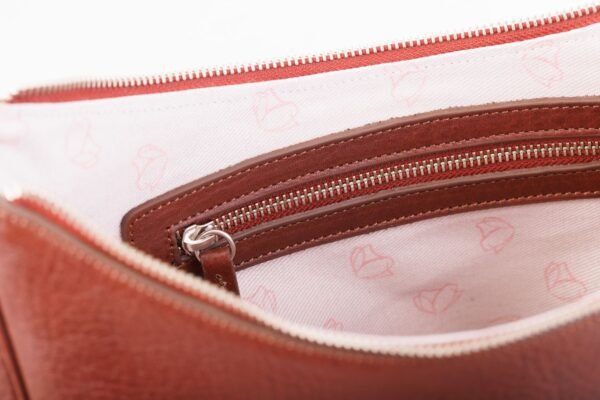 cartera-emma-cuero-vacuno-cognac-interior-forro-rose-blanche.jpg Cartera Emma Rose Blanche cognac, interior con forro estampado y bolsillo con cremallera, cuero vacuno artesanal Patagonia