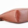 cartera-emma-cuero-vacuno-cognac-base-artesanal-patagonia.jpg Cartera Emma Rose Blanche cognac, vista de la base en cuero vacuno artesanal, acabado y costura artesanal Patagonia