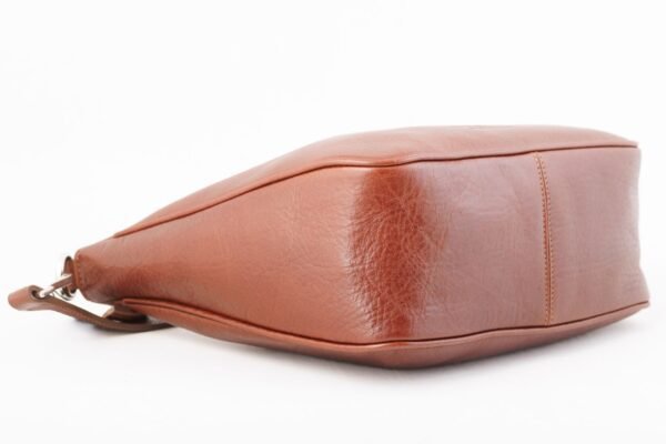 cartera-emma-cuero-vacuno-cognac-base-artesanal-patagonia.jpg Cartera Emma Rose Blanche cognac, vista de la base en cuero vacuno artesanal, acabado y costura artesanal Patagonia