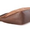 cartera-emma-gamuza-chocolate-cuero-vacuno-base-artesanal.jpg Cartera Emma Rose Blanche gamuza chocolate y cuero vacuno, vista de la base con combinación de materiales, artesanal Patagonia