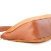 cartera-emma-gamuza-camel-cuero-vacuno-base-artesanal.jpg Cartera Emma Rose Blanche gamuza camel y cuero vacuno, vista de la base con combinación de materiales, artesanal Patagonia