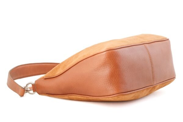 cartera-emma-gamuza-camel-cuero-vacuno-base-artesanal.jpg Cartera Emma Rose Blanche gamuza camel y cuero vacuno, vista de la base con combinación de materiales, artesanal Patagonia