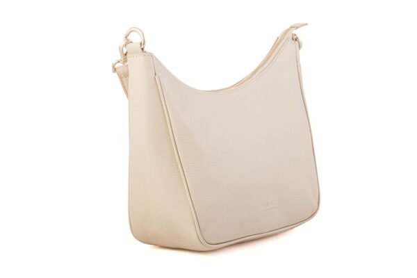 cartera-emma-cuero-vacuno-crudo-tres-cuartos-rose-blanche.jpg Cartera Emma Rose Blanche cuero vacuno crudo, vista tres cuartos con herraje plateado, hobo bag artesanal Patagonia