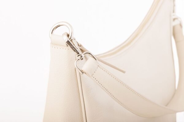 cartera-emma-cuero-vacuno-crudo-detalle-herraje-correa-rose-blanche.jpg Detalle herraje plateado y correa removible Cartera Emma Rose Blanche cuero vacuno crudo, artesanal Patagonia