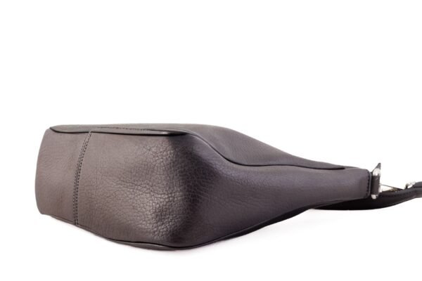 cartera-emma-cuero-vacuno-negro-base-artesanal-patagonia.jpg Cartera Emma Rose Blanche cuero vacuno negro, vista de la base, construcción artesanal Patagonia Argentina