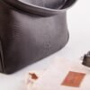 cartera-emma-cuero-vacuno-negro-detalle-logo-accesorios-rose-blanche.jpg Detalle logo y accesorios Cartera Emma Rose Blanche cuero vacuno negro, bolsa de protección con patrón floral, Patagonia