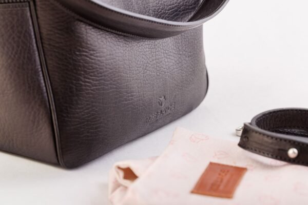cartera-emma-cuero-vacuno-negro-detalle-logo-accesorios-rose-blanche.jpg Detalle logo y accesorios Cartera Emma Rose Blanche cuero vacuno negro, bolsa de protección con patrón floral, Patagonia
