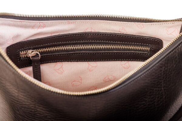 cartera-emma-cuero-vacuno-negro-interior-forro-rose-blanche.jpg Interior Cartera Emma Rose Blanche cuero vacuno negro, forro rosa estampado con bolsillo cremallera dorada, artesanal Patagonia