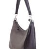 cartera-emma-cuero-vacuno-negro-tres-cuartos-rose-blanche.jpg Cartera Emma Rose Blanche cuero vacuno negro, vista tres cuartos con correa de hombro y logo, hobo bag artesanal Patagonia