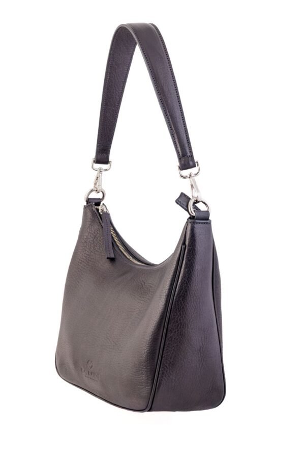 cartera-emma-cuero-vacuno-negro-tres-cuartos-rose-blanche.jpg Cartera Emma Rose Blanche cuero vacuno negro, vista tres cuartos con correa de hombro y logo, hobo bag artesanal Patagonia