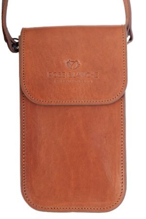 portacelular-alheli-cuero-vacuno-camel-detalle-logo-costura-rose-blanche.jpg "Detalle logo y costura artesanal Portacelular Alhelí Rose Blanche cuero vacuno camel, Patagonia Argentina