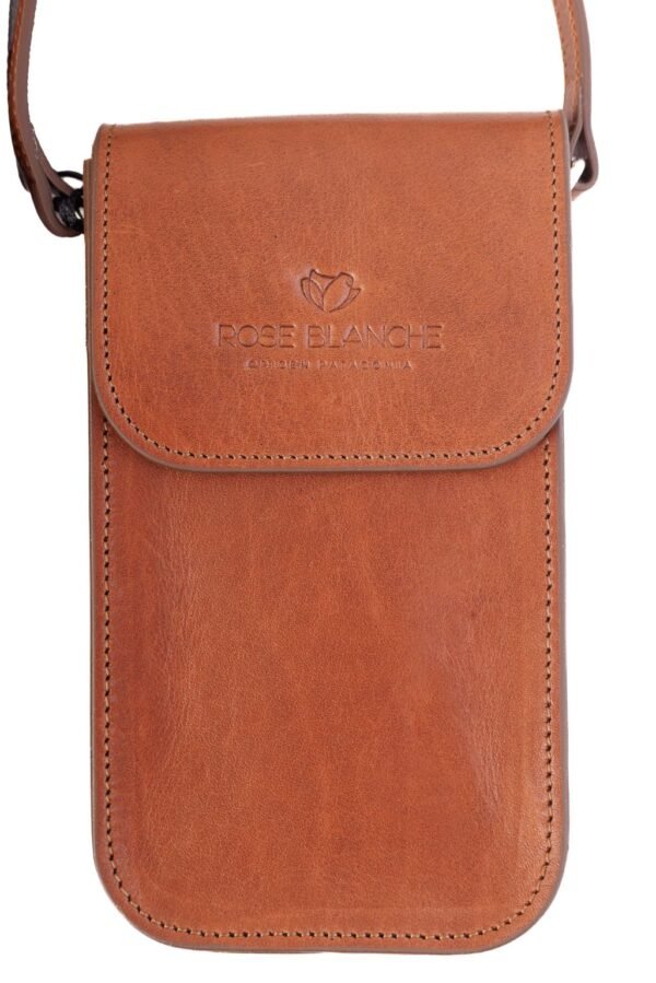 portacelular-alheli-cuero-vacuno-camel-detalle-logo-costura-rose-blanche.jpg "Detalle logo y costura artesanal Portacelular Alhelí Rose Blanche cuero vacuno camel, Patagonia Argentina