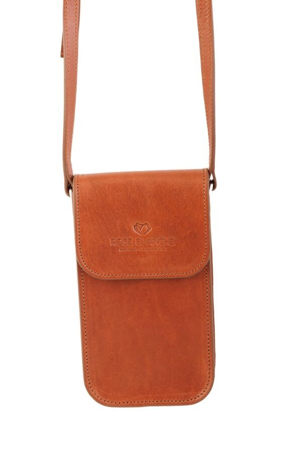 portacelular-alheli-cuero-vacuno-camel-frontal-rose-blanche.jpg Portacelular Alhelí Rose Blanche cuero vacuno camel, vista frontal con logo estampado, crossbody artesanal Patagonia Argentina
